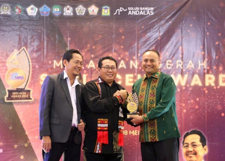 Dinilai Peduli UMKM, Pj Wali Kota Lhokseumawe Diganjar Penghargaan SMSI Award