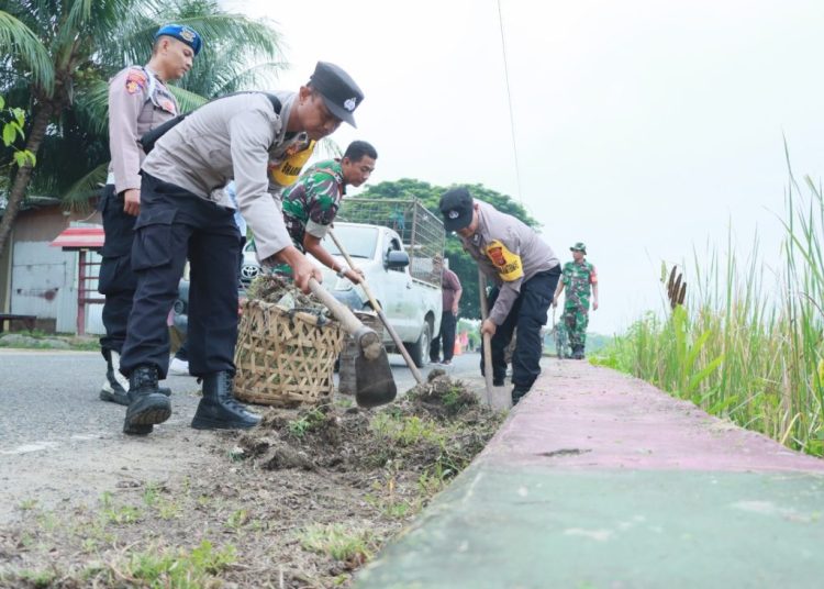 Ratusan Personel Polres Lhokseumawe Dikerahkan untuk Bersihkan Sampah