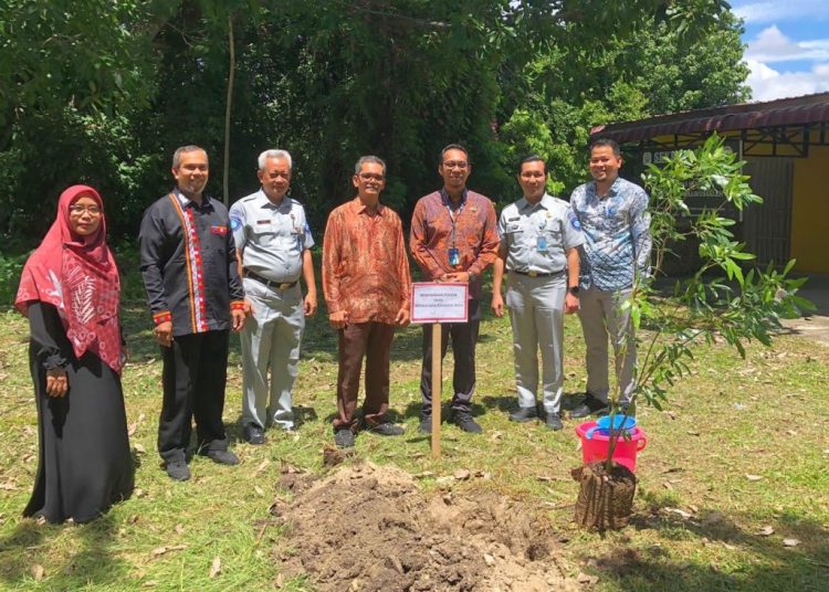 Jasa Raharja Aceh Tanam Pohon Tabebuya di Kampus Fakultas Hukum Unimal