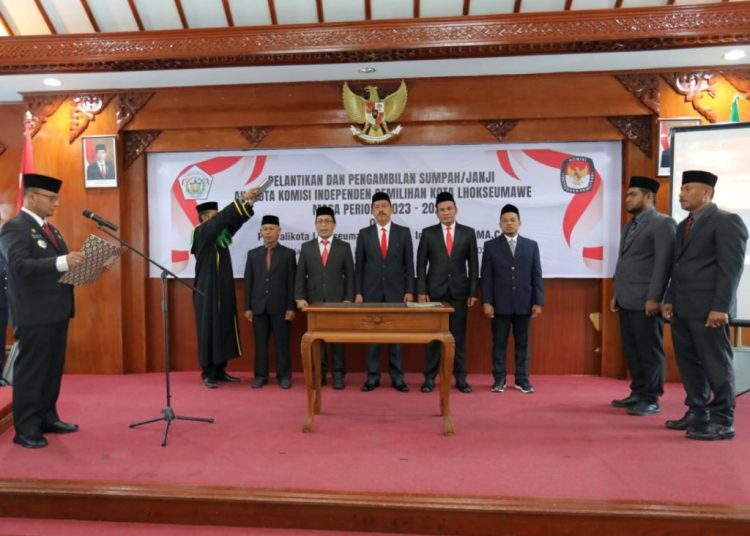 Di Bawah Al-Quran, Pj Wali Kota Ambil Sumpah Komisioner KIP Lhokseumawe Periode 2023-2028