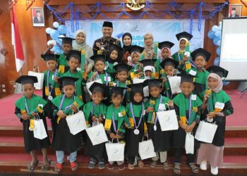 Komunitas Wacana Gelar Wisuda 20 Anak Sekolah Pesisir, Begini Harapan Pj Wali Kota Lhokseumawe