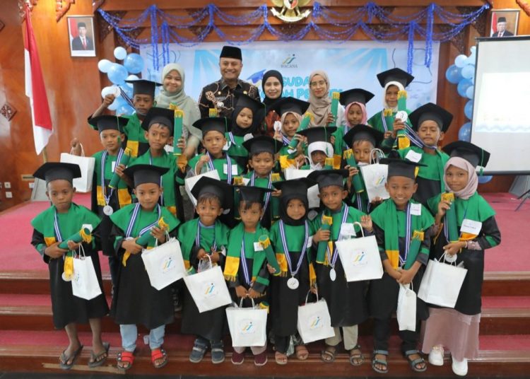 Komunitas Wacana Gelar Wisuda 20 Anak Sekolah Pesisir, Begini Harapan Pj Wali Kota Lhokseumawe