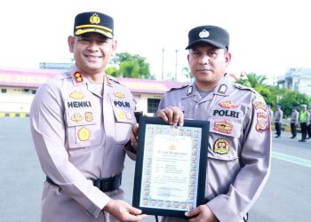Berprestasi, Personel Humas dan Sat Reskrim Polres Lhokseumawe Diganjar Penghargaan Kapolres