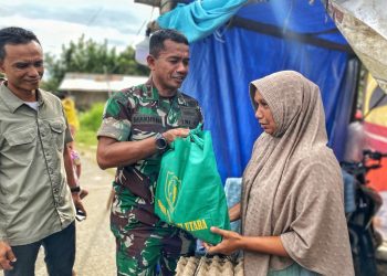 Dandim 0103 Aceh Utara Serahkan Bantuan kepada Korban Banjir di Ujong Blang