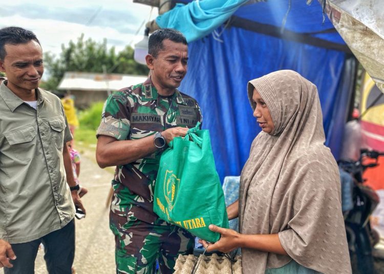 Dandim 0103 Aceh Utara Serahkan Bantuan kepada Korban Banjir di Ujong Blang