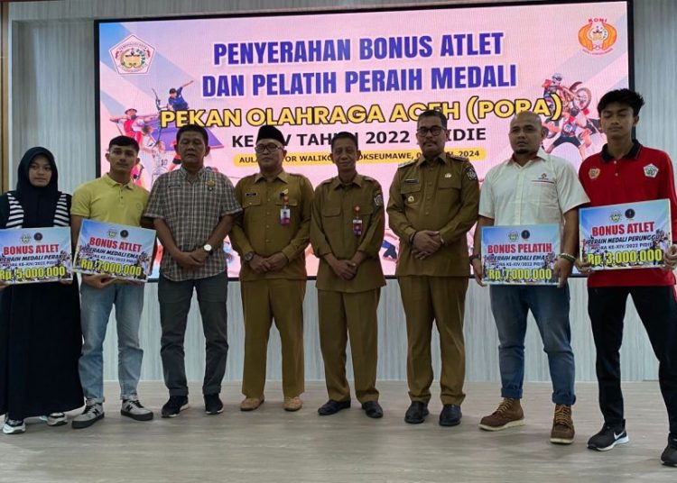 KONI Lhokseumawe Serahkan Bonus bagi Peraih Medali di PORA Pidie