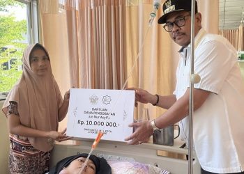 Pj Wali Kota Lhokseumawe Serahkan Dana Pengobatan untuk Remaja Penderita Tumor