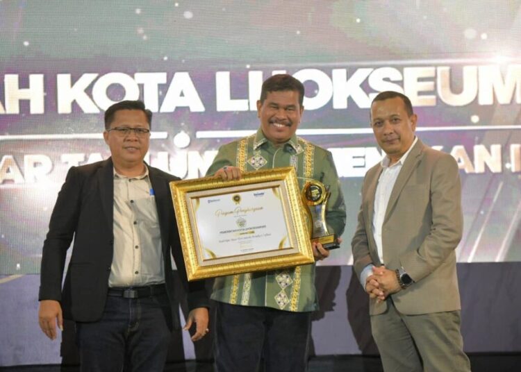 Berhasil Tekan Inflasi, Pj Wali Kota Lhokseumawe A Hanan Terima Penghargaan Serambi Awards 2024