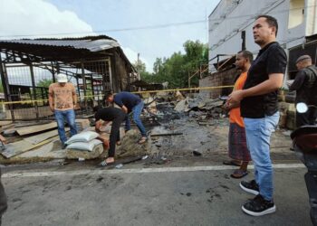 Peduli Korban Kebakaran di Alue Awe, Sayuti Abubakar Serahkan Bantuan Masa Panik