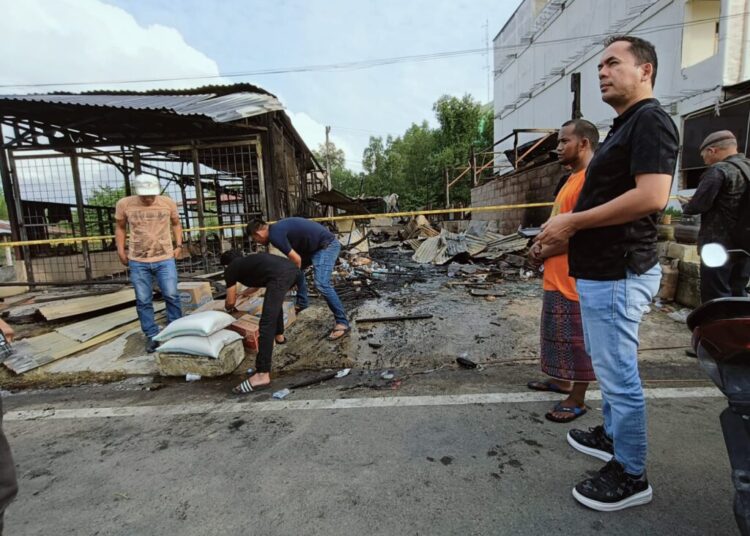 Peduli Korban Kebakaran di Alue Awe, Sayuti Abubakar Serahkan Bantuan Masa Panik