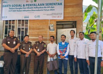 Sambut Hari Bhakti Adhyaksa ke-64, Kejari Lhokseumawe Pasang Listrik Gratis untuk Keluarga Kurang Mampu
