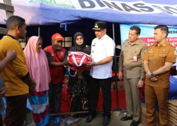 Temui Korban Kebakaran di Tenda Darurat, Pj Wali Kota Lhokseumawe Serahkan Bantuan