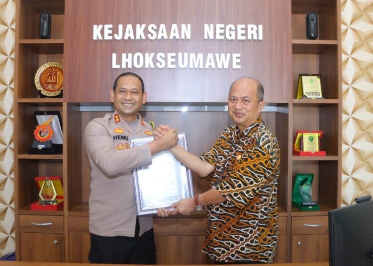 Sambangi Kejari Lhokseumawe, Kapolres Serahkan Penghargaan kepada Korps Adhyaksa