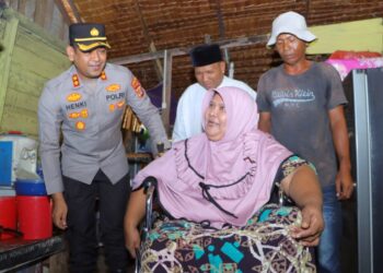 Sabariah (52), salah seorang Difabel (penyandang disabilitas) warga Dusun Tugu Pahlawan, Desa Hagu Selatan, Kecamatan Banda Sakti, menerima bantuan kursi roda dari Kapolres Lhokseumawe, AKBP Henki Ismanto