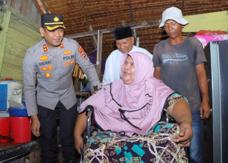 Sabariah (52), salah seorang Difabel (penyandang disabilitas) warga Dusun Tugu Pahlawan, Desa Hagu Selatan, Kecamatan Banda Sakti, menerima bantuan kursi roda dari Kapolres Lhokseumawe, AKBP Henki Ismanto