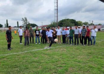 Pj Wali Kota Lhokseumawe, A. Hanan, melakukan tendangan pertama dalam pembukaan Turnamen Sepak Bola Liga Antar Instansi Cup 1 di Stadion Tunas Bangsa