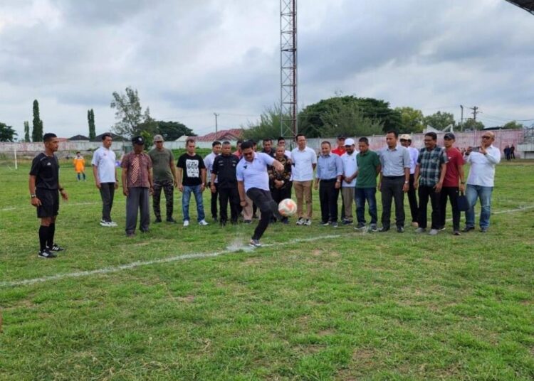Pj Wali Kota Lhokseumawe, A. Hanan, melakukan tendangan pertama dalam pembukaan Turnamen Sepak Bola Liga Antar Instansi Cup 1 di Stadion Tunas Bangsa