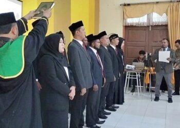 Panwaslih Kota Lhokseumawe melantik dan mengambil sumpah 12 anggota Panwaslihcam di aula SMK Negeri 2 Lhokseumawe