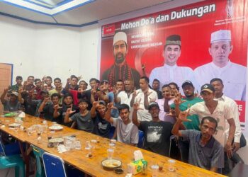 Relawan Asoe Lhok mendeklarasikan dukungan kepada duet calon Wali Kota dan Wakil Wali Kota Lhokseumawe Sayuti Abubakar dan Husaini Pom di Rumah Pemenangan Sayuti, Lhokseumawe