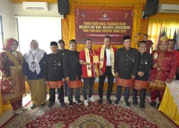 Paslon Wali Kota dan Wakil Wali Kota Lhokseumawe, Sayuti Abubakar dan Husaini POM saat mendaftar ke kantor KIP Lhokseumawe