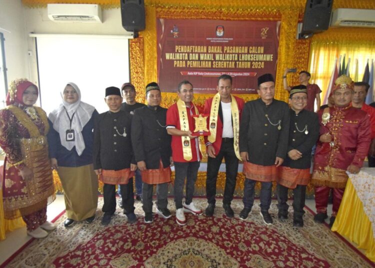 Paslon Wali Kota dan Wakil Wali Kota Lhokseumawe, Sayuti Abubakar dan Husaini POM saat mendaftar ke kantor KIP Lhokseumawe