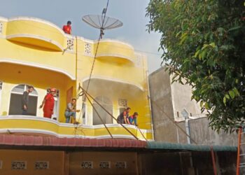 Satu unit rumah toko (Ruko) permanen dua lantai yang berlokasi di Jalan Panglateh Desa Simpang Empat, Kecamatan Banda Sakti, Kota Lhokseumawe terbakar pada Selasa, 3 September 2024 pagi