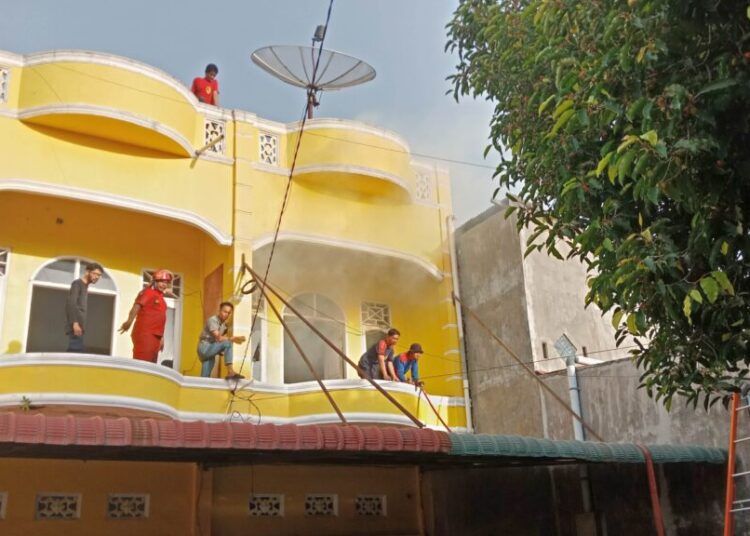 Satu unit rumah toko (Ruko) permanen dua lantai yang berlokasi di Jalan Panglateh Desa Simpang Empat, Kecamatan Banda Sakti, Kota Lhokseumawe terbakar pada Selasa, 3 September 2024 pagi