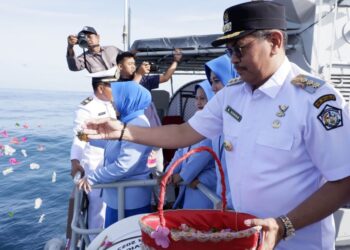Penjabat Wali Kota Lhokseumawe, A Hanan, melakukan tradisi tabur bunga dari atas geladak KAL Bireuen dalam rangka peringatan HUT ke-79 TNI AL di pelabuhan umum Krueng Geukueh.