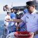Penjabat Wali Kota Lhokseumawe, A Hanan, melakukan tradisi tabur bunga dari atas geladak KAL Bireuen dalam rangka peringatan HUT ke-79 TNI AL di pelabuhan umum Krueng Geukueh.