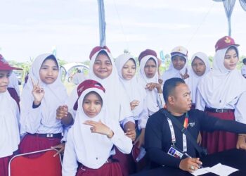 Murid SD Yapena Arun Nobar Langsung Cabor Aerosport Terbang Layang di Venue Bandara Malikussaleh