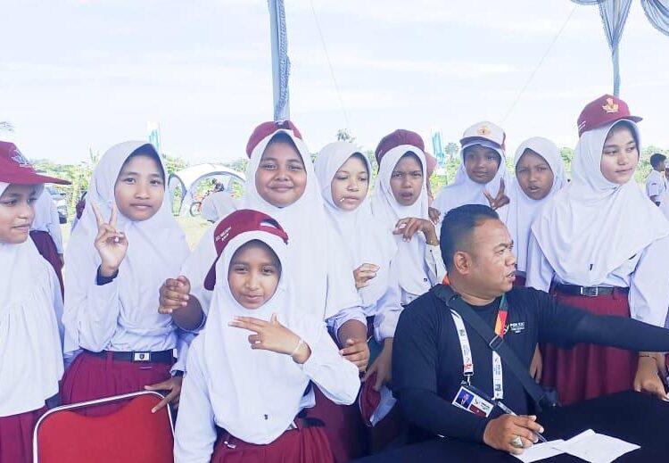 Murid SD Yapena Arun Nobar Langsung Cabor Aerosport Terbang Layang di Venue Bandara Malikussaleh