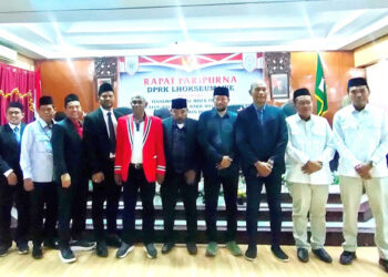 Empat paslon Wali Kota-Wakil Wali kota Lhokseumawe berpose bersama dengan pimpinan sementara DPRK Lhokseumawe, staf ahli Wali Kota dan Sekwan DPRK usai penyampaian visi-misi di ruang sidang DPRK setempat, Rabu (25/9/2024).