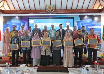 Para Inovator Pembangunan menerima penghargaan dari Penjabat Wali Kota Lhokseumawe, A. Hanan SP MM dalam acara Penganugerahan Gelar Inovasi Daerah Tahun 2024, Kamis (26/9/2024).