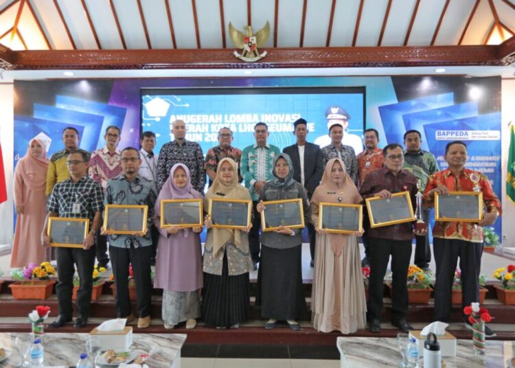 Para Inovator Pembangunan menerima penghargaan dari Penjabat Wali Kota Lhokseumawe, A. Hanan SP MM dalam acara Penganugerahan Gelar Inovasi Daerah Tahun 2024, Kamis (26/9/2024).