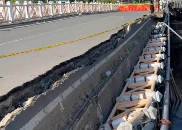 Sekitar 10 meter pagar jembatan Loskala di Gampong Blang Panyang, Kecamatan Muara Satu, Kota Lhokseumawe, tiba-tiba ambruk pada Kamis (26/9/2024) malam.