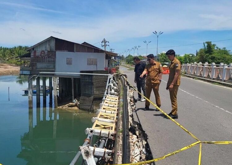 Kabag Prokopim Lhokseumawe, Darius, saat melakukan peninjauan ke jembatan Loskala yang ambruk di Gampong Blang Panyang, Kecamatan Muara Satu, Kota Lhokseumawe, Senin (7/10/2024).