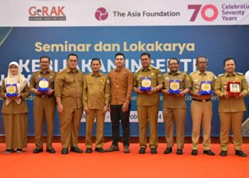 Pj Wali Kota Lhokseumawe, A. Hanan, menerima penghargaan Transfer Anggaran Berbasis Ekologi (TAPE) Awards tahun 2024 atas kinerja lingkungan hidup di Hotel Hermes Palace, Banda Aceh, Senin (21/10/2024).