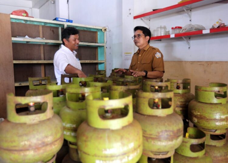 Kabag Prokopim Setdako Lhokseumawe, Darius, saat melakukan Sidak ke salah satu pangkalan gas LPG 3 Kg di kawasan Lhokseumawe, Senin (21/10/2024).