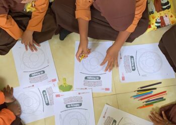 Para siswa SD Negeri 6 Nisam, saat mengikuti aktivitas mewarnai “Isi Piringku” dalam kegiatan Kejar Mimpi Goes To School yang digelar CIMB Niaga, Sabtu (26/10/2024).