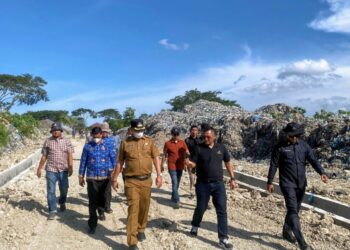 Pj Wali Kota Lhokseumawe, A. Hanan bersama Nathabumi Group, PT Solusi Bangun Indonesia, Kepala DLHK dan PUPR melakukan peninjauan langsung ke TPA Desa Alue Lim, Kecamatan Blang Mangat, Senin (28/10/2024).
