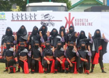 Tim drum band Kudeta Drumline Aceh Besar foto bersama usai meraih juara Umum pada event Lhokseumawe Marching Band Competition (LMBC), di Lapangan Jenderal Sudirman, Lhokseumawe, Minggu (03/11/2024).