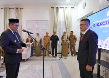 Pj Wali Kota Lhokseumawe, A. Hanan SP MM, melantik Saifuddin ST sebagai Direktur PDAM Ie Beusaree periode 2024-2028, di Guest House Wali Kota Lhokseumawe, Senin (4/11/2024).