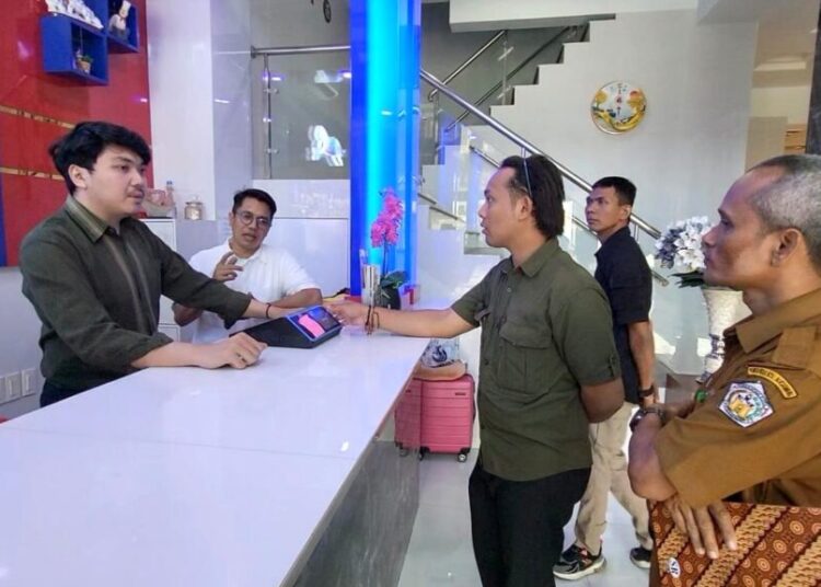 Kabag Prokopim Setdako Lhokseumawe, Darius, saat melakukan sidak penggunaan Tapping Box pajak di salah lokasi usaha objek pajak daerah di Kota Lhokseumawe, Selasa (5/11/2024).