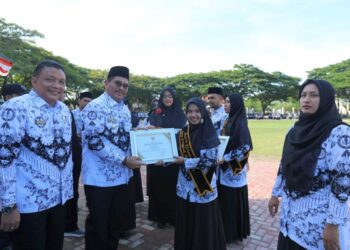 Peringatan Hari Guru Nasional (HGN) ke-79 Pemko Lhokseumawe di lapangan Hiraq, Senin (25/11/2024). Foto: Humas