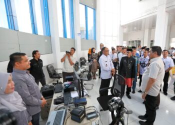 Pj Wali Kota Lhokseumawe, A. Hanan SP MM, meluncurkan (soft launching) Mal Pelayanan Publik (MPP) Kota Lhokseumawe, yang berlokasi di kompleks Pasar Buah, Pusong, Kecamatan Banda Sakti, Senin (25/11/2024). Foto: Humas