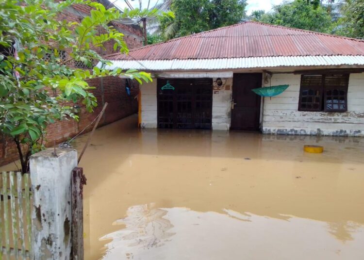 Salah satu rumah warga terendam banjir di Kecamatan Blang Mangat Kota Lhokseumawe. Foto: Dok. Humas