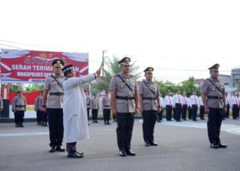 Sertijab Wakapolres dan Kasat Intelkam Polres Lhokseumawe di lapangan Tribrata, Senin (23/12/2024). Foto: Dok. Humas Polres