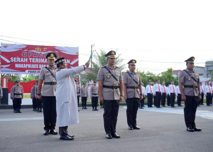 Sertijab Wakapolres dan Kasat Intelkam Polres Lhokseumawe di lapangan Tribrata, Senin (23/12/2024). Foto: Dok. Humas Polres