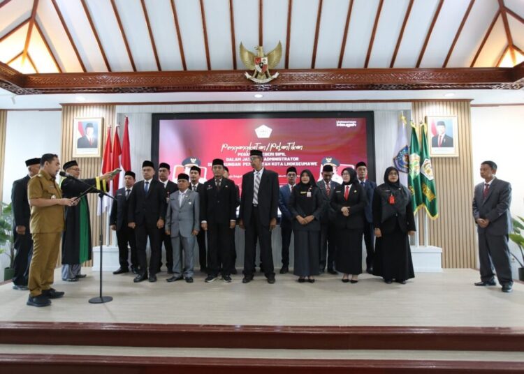 Wali Kota Sayuti Lantik 15 Pejabat Administrator Pemko Lhokseumawe, Ini Nama-namanya