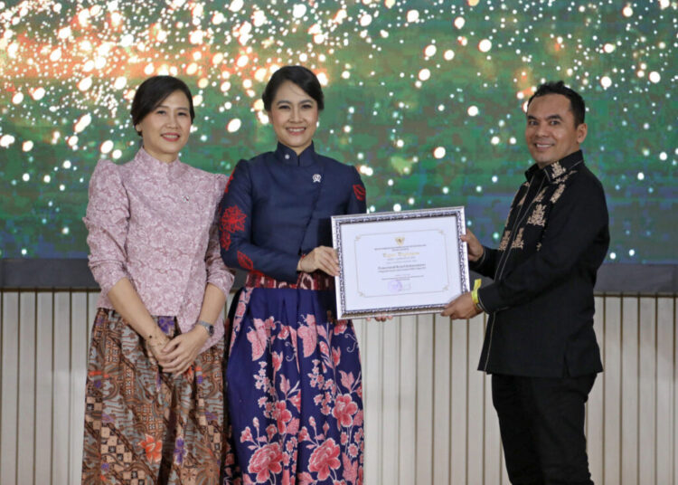 Wamen PPPA RI, Veronica Tan, menyerahkan Anugerah Kota Layak Anak (KLA) dengan predikat Nindya pada Malam Penganugerahan KLA Tahun 2025 kepada Wali Kota Lhokseumawe, Sayuti Abubakar